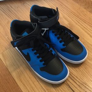Boys Nike skateboard shoes high tops